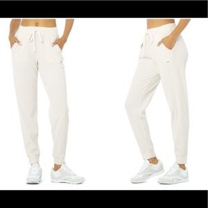 Alo Muse Sweatpants in Ivory Size XS (2-4)